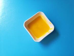 蛋黄搅拌均匀成蛋液