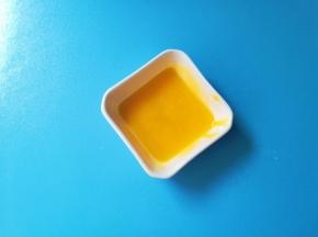 蛋黄搅拌均匀成蛋液