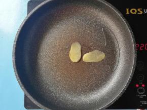 起锅热油，放入姜片煸炒