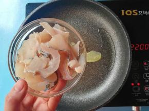 加入桂鱼煎至断生