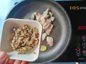 倒入香菇末炒香