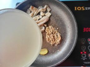 倒入清鸡汤煮10分钟
