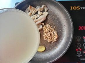 倒入清鸡汤煮10分钟