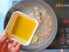 淋入蛋黄液搅拌均匀