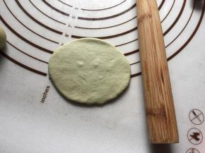 取绿色剂子，像擀饺子皮一样擀成圆形。