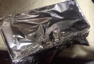 表面加锡纸送入烤箱，上下火160度35分钟