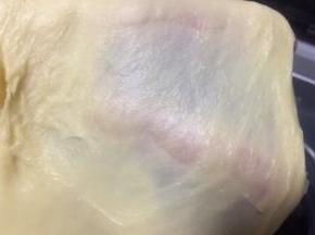 18分钟后面团已经达到扩展阶段，可以拉出透明手膜