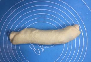 然后由下向上卷成卷