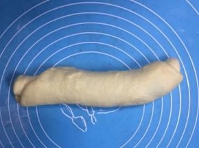 然后由下向上卷成卷