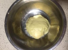 取出面团在温暖处发酵