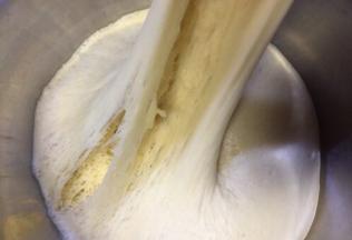 面团发至2到3倍大时，用手指沾面粉再面团上戳一小洞，不反弹不回缩，而且面团内部全是蜂窝眼状态即发酵成功