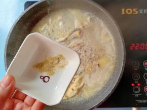 出锅前撒入胡椒粉