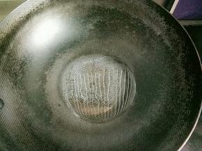 锅中放适量的油