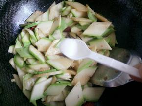 盐，翻炒至西葫芦断生后出锅