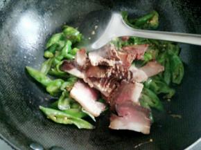 放酱肉，快速翻炒，辣椒稍软即可关火