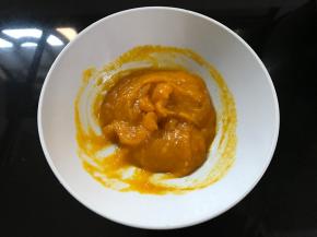 南瓜去皮蒸熟后捣成泥。