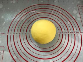 揉成光滑的不粘手的面团后放温暖处进行发酵。