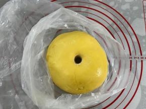 面团戳洞不回缩不塌陷发酵结束。