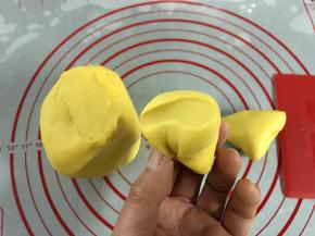 把发酵好的面团撒少许面粉，用力将面粉揉进面团，直到面团柔软有弹性，切开后里面细致无明显气孔。