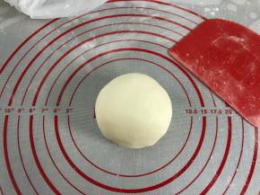 同样的方法处理好白色面团。