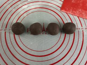 豆沙馅分成30克一个。