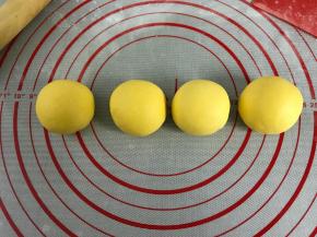 把南瓜面团分成45克一个剂子。