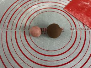 取少许红曲粉和适量可可粉揉成粉色和咖啡色两个小面团。