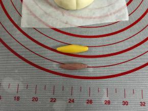 取2克黄色面团和1克粉色面团搓成两头尖的梭子形状。