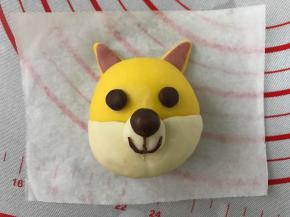 然后取适量可可面团做狗狗的眼睛，鼻头，人中和嘴巴。