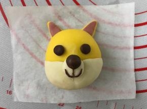 然后取适量可可面团做狗狗的眼睛，鼻头，人中和嘴巴。
