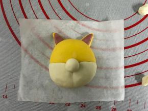 取2克左右的白色面团搓圆后做狗狗的鼻子。