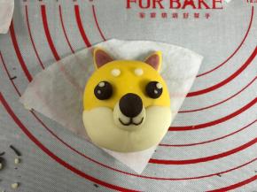 最后用一点点白色面团搓圆后做狗狗的假眼和眼睛中的亮光。