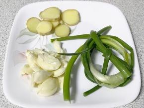 准备好蒜瓣，姜片，和香葱节。