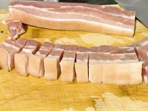 五花肉洗净，切成如图大块。