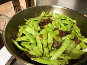 开盖翻匀，再次盖上盖子焖几分钟。