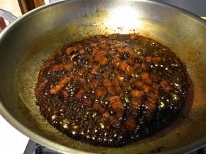 小火炖煮大概40分钟，汤汁明显变少了，此时肉已入味软烂。