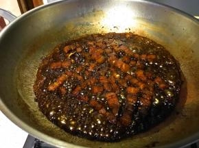 小火炖煮大概40分钟，汤汁明显变少了，此时肉已入味软烂。