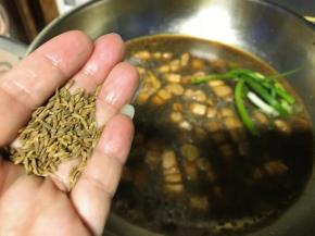 下入葱节，和一小捏小茴香。