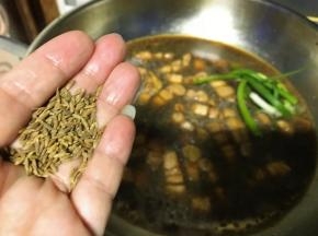 下入葱节，和一小捏小茴香。