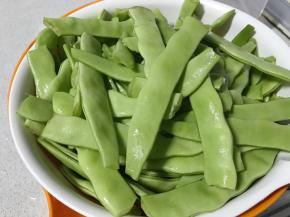 芸豆掐头去尾，太长就掰成两节，洗净，沥干水份。