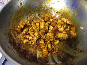 翻炒出糖色，均匀。