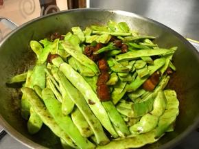 开盖翻匀，再次盖上盖子焖几分钟。