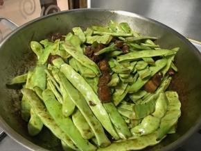 翻炒均匀，盖上盖子焖几分钟。