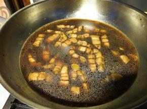 加入足够的水，漫过猪肉一倍。