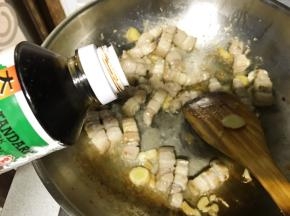 两汤匙老抽。