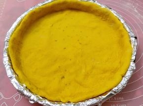 擀成面皮，放入披萨盘