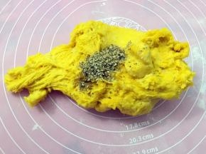 面团发酵后揉入披萨草