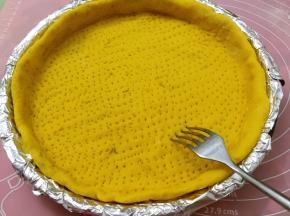 烤箱预热180度5分钟。用叉子在面皮上扎一些孔，入烤箱180度烤5分钟