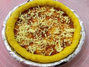 取出抹批萨酱，薄薄的撒一层奶酪