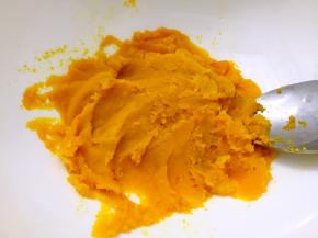 南瓜蒸熟，用勺子碾成泥